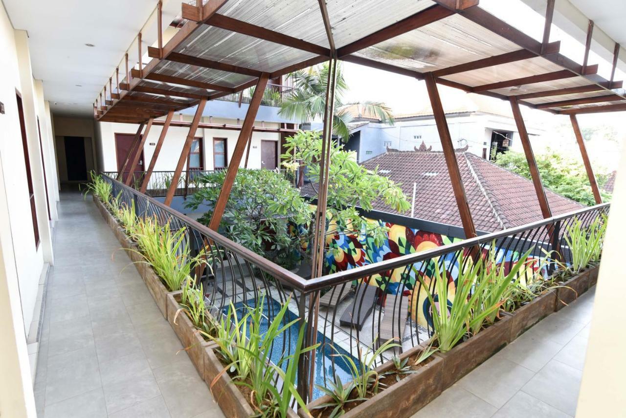 Hotel Reddoorz Near Legian Street à Kuta Lombok Extérieur photo