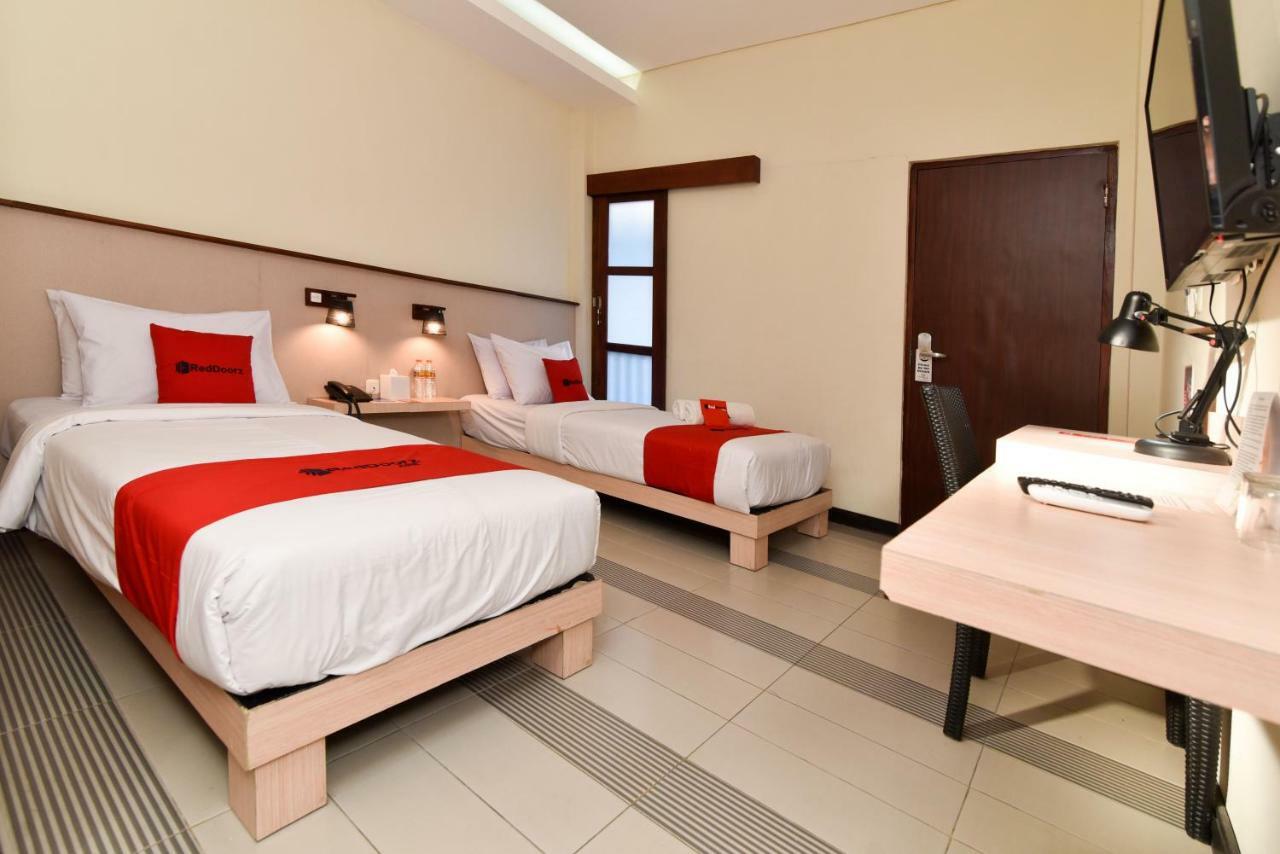 Hotel Reddoorz Near Legian Street à Kuta Lombok Extérieur photo